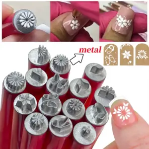 Sellos metálicos con mangos rojos para decoración de uñas. Muestra puntas con relieves de flores, estrellas y corazones aplicados en uñas.