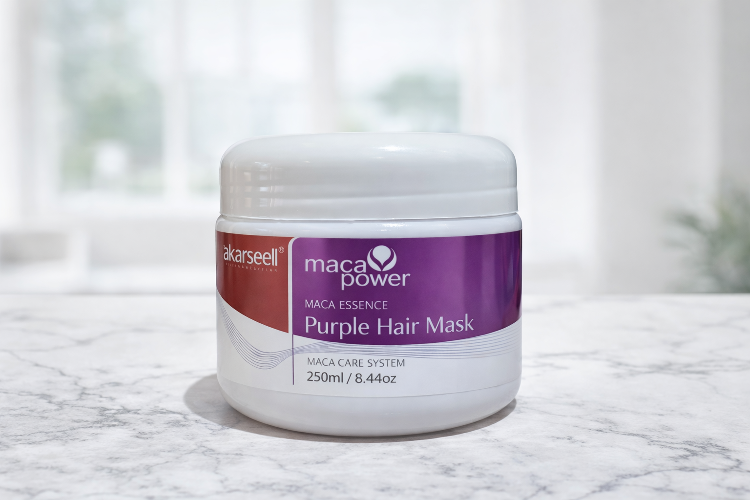 Frasco blanco de mascarilla capilar morada Maca Power con 250ml sobre superficie de mármol y fondo difuminado