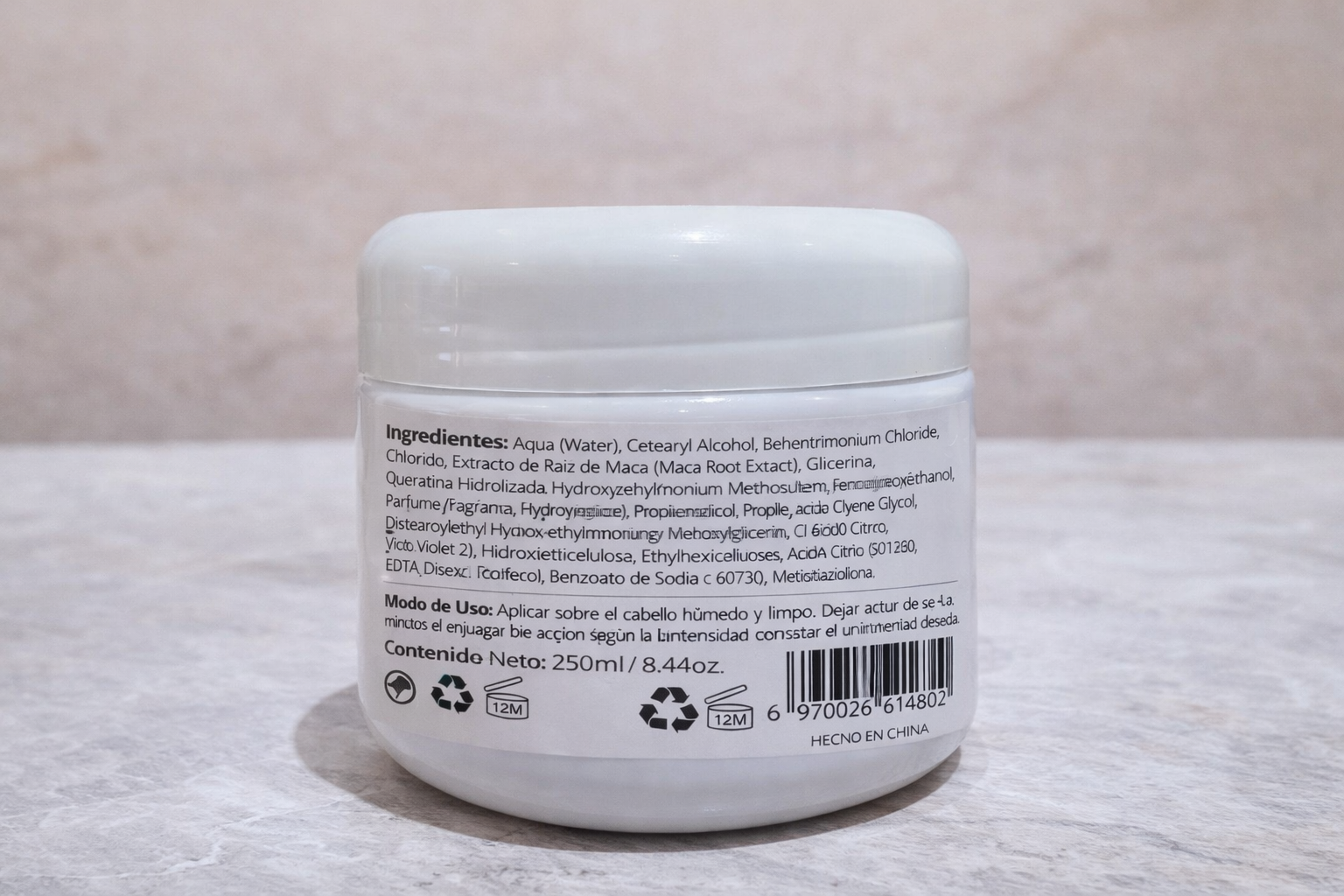 Frasco blanco de mascarilla capilar violeta de 250 ml con etiqueta informativa detallando ingredientes en español y código de barras.