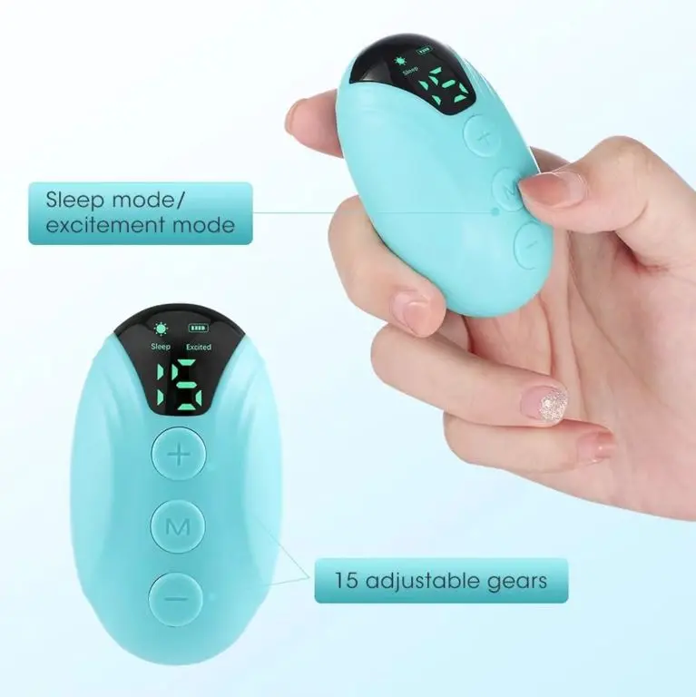 Dispositivo de estimulación por pulsos color celeste aguamarina con pantalla digital, tres botones de control y quince niveles ajustables sostenido en una mano.