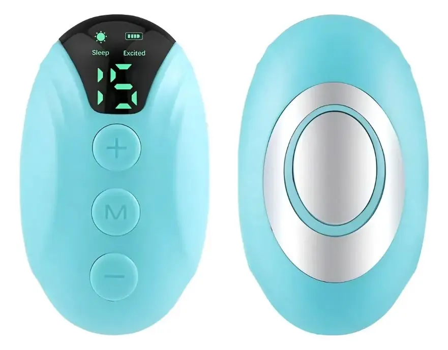 Dispositivo de estimulación azul claro con pantalla digital en 15 niveles, botones de control frontal y electrodos metálicos circulares posteriores.