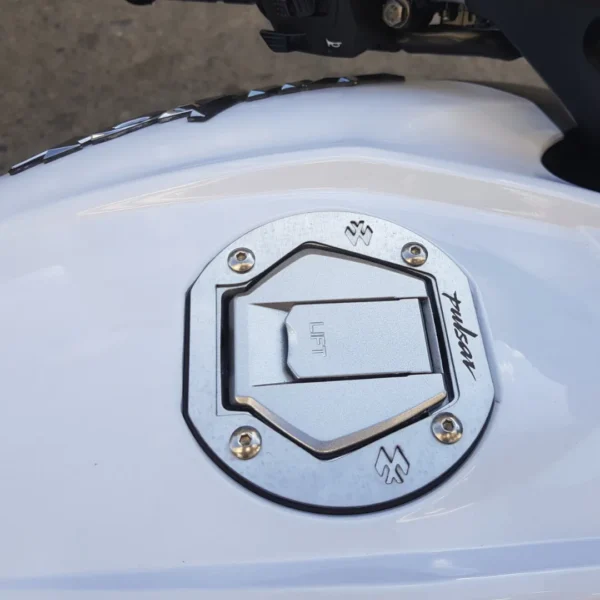 Set x2 tapa de gasolina en acero inoxidable para Bajaj NS 150 y NS 160 montada sobre tanque blanco con tornillos visibles