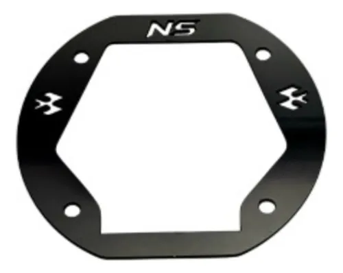 Tapa de gasolina metálica color negro con el logotipo NS y orificios de fijación, diseñada para depósito de Bajaj NS 150 y NS 160.