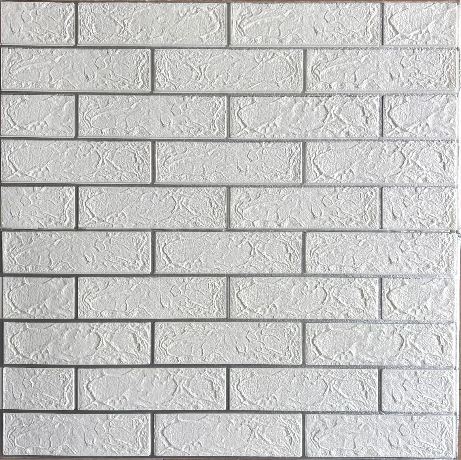 Panel adhesivo de pared con diseño de ladrillo plata en relieve 3D, textura rugosa y patrón de bloques para revestimiento decorativo.