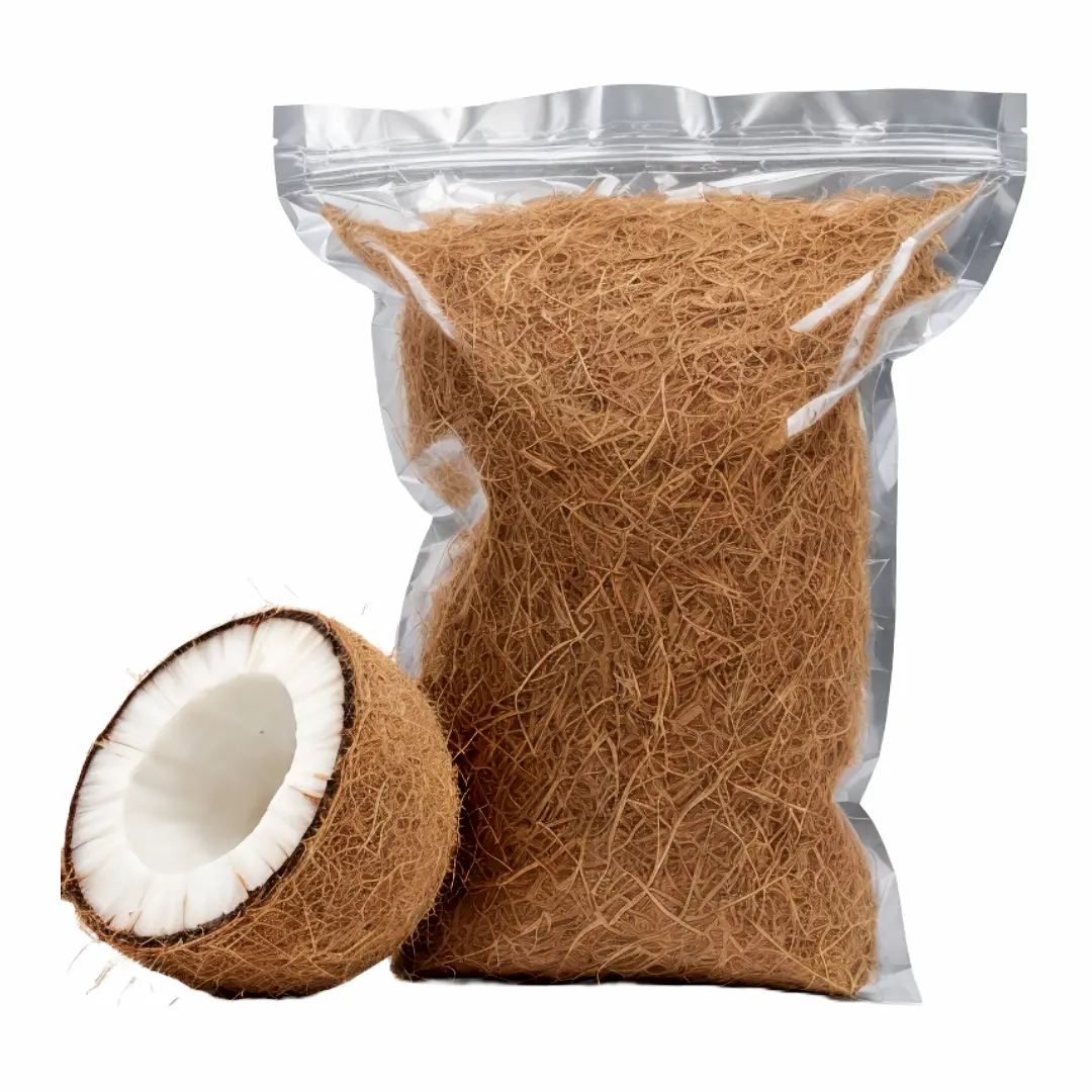 Bolsa plástica transparente con fibras naturales de coco y medio coco fresco con interior blanco al lado.