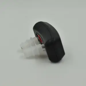 Dispositivo láser de terapia nasal con cuerpo negro ergonómico y sonda blanca translúcida de textura acanalada sobre fondo neutro.