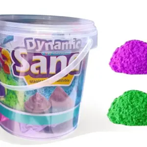 Cubeta con arena moldeable de colores y formas, junto a montículos de arena sensorial en tonos morado y verde de textura granulada.