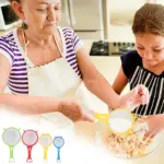 Set de 4 coladores plásticos multicolores con malla fina para cocina, ideal para tamizar harina y lavar arroz.
