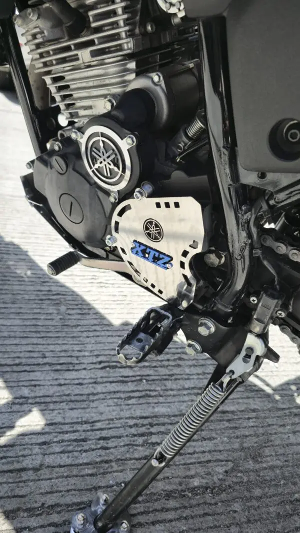 Set de dos protectores de motor de arranque en acero plateado para Yamaha Xtz 250, instalados en el costado del motor para mayor resistencia y estilo.