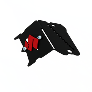 Protector de bomba de freno delantero en acero negro con logo rojo en relieve, diseñado para Vstrom 160, incluye tornillería de montaje.