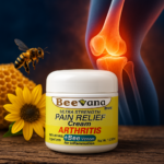 Frasco de crema para artritis Beevana con veneno de abeja, sobre madera, junto a una abeja, panal, girasol y una representación digital de rodilla inflamada.