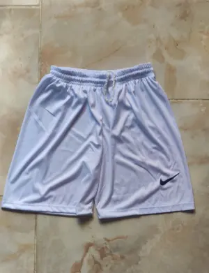 Pantaloneta impermeable de futbol para entrenamiento - Repela la lluvia y mantiene tu cuerpo seco