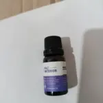 Frasco de vidrio ámbar de 10 ml con tapa negra, etiqueta blanca y morada con el nombre Paz Interior, marca Resiliencia, sobre fondo blanco neutro.