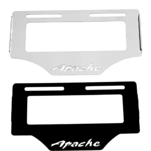 Set de dos portaplacas para motocicleta con la marca Apache, uno en acabado cromado y otro en negro mate, con perforaciones para instalación.