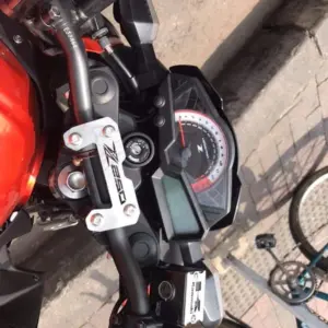 Soporte de manillar plateado para moto Kawasaki Z250, vista cenital del manubrio y tablero.