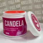Frasco blanco y fucsia de 300 ml de crema reductora anticelulitis Candela con extracto de pimienta rosa, abierto y con tapa al lado sobre superficie blanca.