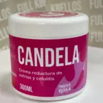Tarro blanco de 300 ml con etiqueta fucsia, texto blanco de crema reductora para estrías y celulitis con pimienta rosa, sobre superficie blanca.