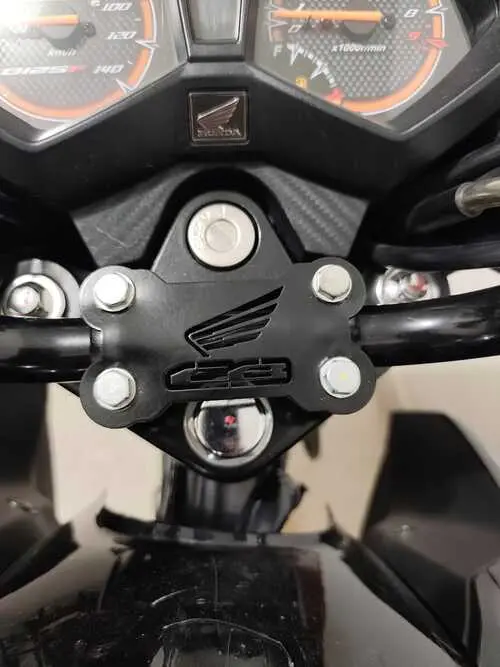 Set x2 emblemas 3D negros marca Honda CB para manubrio de motocicleta, con relieve y acabado brillante sobre soporte metálico.