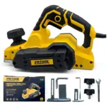 Cepillo eléctrico amarillo y negro PRTOOL con empuñadura ergonómica, caja y accesorios metálicos incluidos sobre fondo blanco.