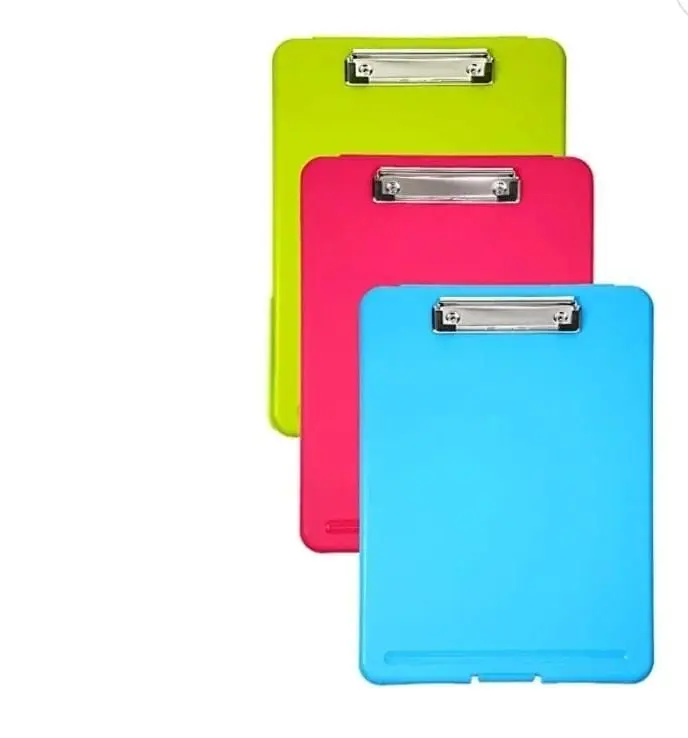 Set de tres tablas archivadoras A4 en colores verde, fucsia y azul con pinza metálica y compartimento inferior.