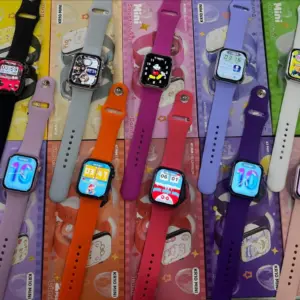 Relojes inteligentes infantiles KR10 Mini de 41 mm en diez colores con correa de silicona y pantallas temáticas variadas sobre cajas.