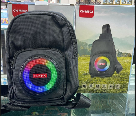 Bolso negro de tela con parlante circular y luces LED multicolor, marca FUYHX, modelo CH-M802, frente a su caja.