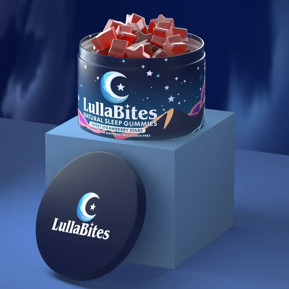 Lata azul redonda abierta de LullaBites con gomitas rojas en forma de estrella, tapa al lado sobre cubo celeste en fondo azul nocturno.