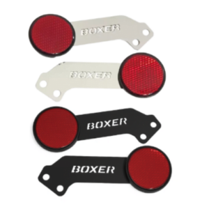 Set de dos pares de reflectores traseros rojos con soporte metálico en acabados plateado y negro, marcados con la palabra Boxer.