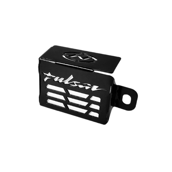 Protector de bomba trasera negro metálico con ranuras de ventilación y logotipo grabado de Pulsar, diseñado para motocicleta