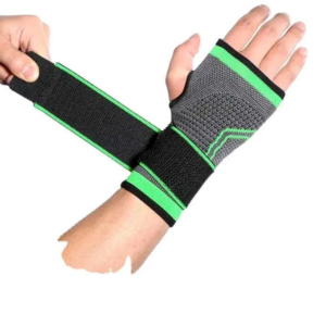 Muñequera deportiva ortopédica gris con bordes verdes y correa elástica negra ajustable, colocada en la mano derecha durante su ajuste.