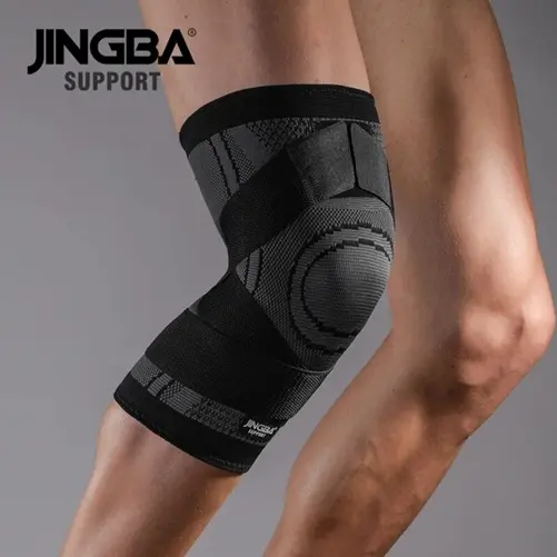 Rodillera profesional JINGBA negra y gris con tejido de compresión texturizado, mostrando soporte ortopédico en una pierna flexionada.