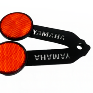 Set de dos tragaluces reflectivos rojos con brazo de acero inoxidable negro perforado con la marca YAMAHA, para instalación en guardabarros.