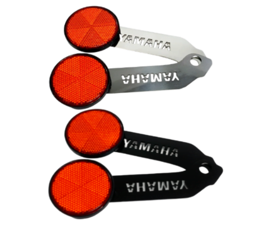 Set de dos tragaluces o reflectivos circulares rojos con soporte metálico y grabado Yamaha, en acabados plateado y negro.