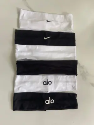 Balaca deportiva de algodón estilo Nike y Alo para cabello - Mantienes tu rostro despejado durante el entrenamiento diario