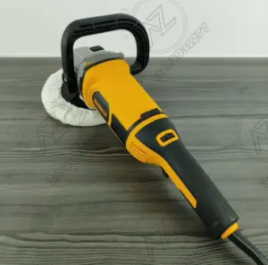 Polichadora rotativa amarilla y negra con mango tipo D, control de velocidad y almohadilla blanca para pulido automotriz sobre fondo gris.