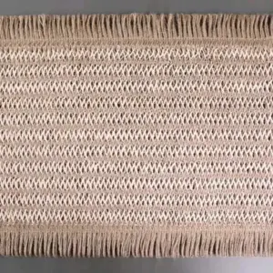 Dos manteles individuales de fibras naturales tejidas en tono beige y crudo con acabado rústico y flecos en los extremos superior e inferior.