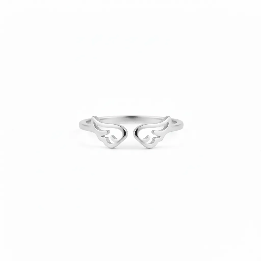 Anillo de acero inoxidable plateado con diseño de alas enfrentadas y abertura central, estilo minimalista.