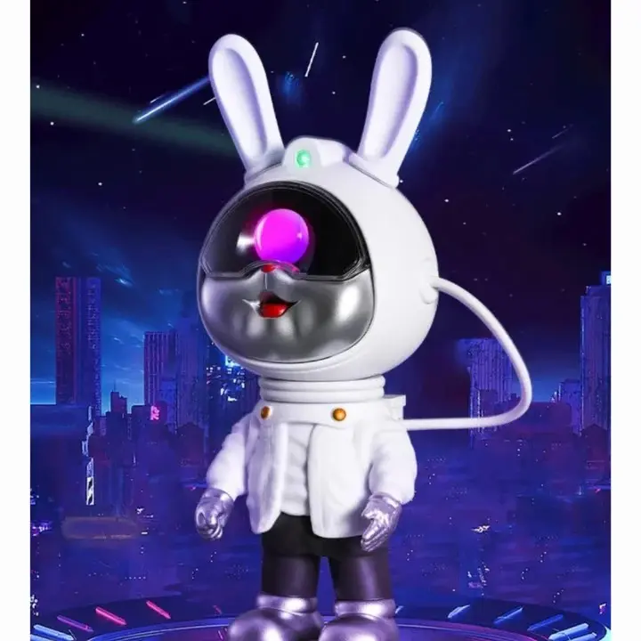 Proyector de galaxias con diseño de conejo astronauta blanco, visor negro con luz rosa y traje espacial, sobre fondo de ciudad futurista.