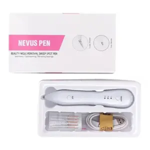 Kit de cauterizador Nevus Pen: caja blanca y rosa, dispositivo blanco con tres luces, puntas de repuesto y cable USB en bandeja blanca.