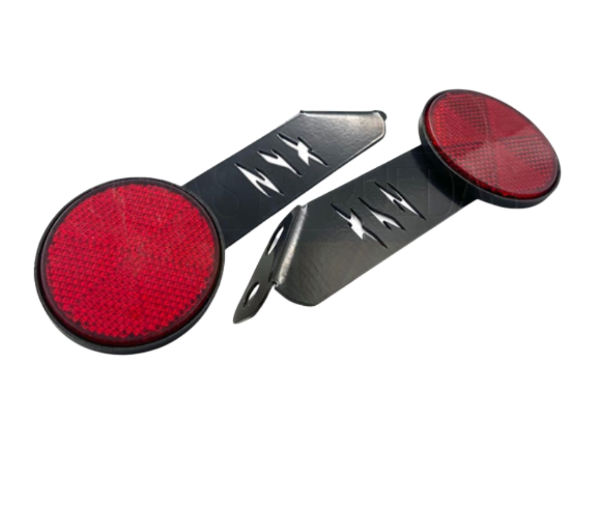 Par de reflectores rojos circulares para moto Yamaha XTZ, con soportes metálicos negros y diseño cortado en acero inoxidable.