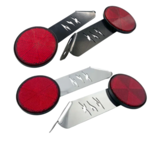 Set x2 tragaluces reflectivos rojos para moto con soporte metálico perforado en colores negro y plateado