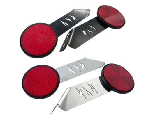 Set x2 tragaluces reflectivos rojos para moto con soporte metálico perforado en colores negro y plateado