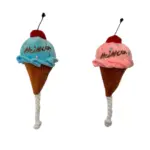 Dos juguetes de peluche para perro con forma de cono de helado, uno azul y otro rosa, con cereza superior, textura suave y cuerda inferior para jugar.