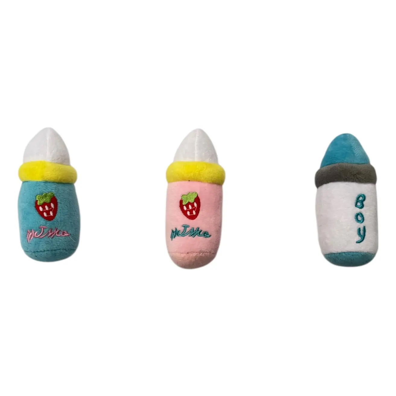 Tres juguetes de peluche para mascotas con diseño de biberón; dos en colores azul y rosa con estampado de fresa y texto, y uno blanco con detalles grises y azules que dice "boy".