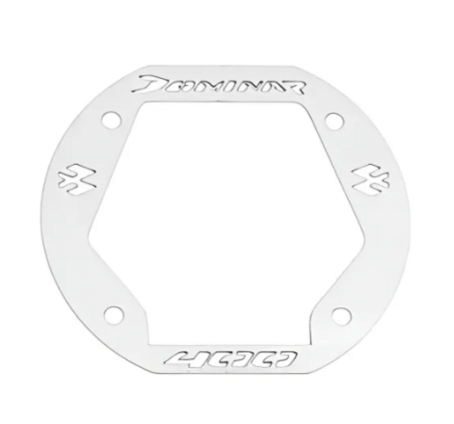 Protector para tapa de combustible Dominar 400 en acero inoxidable plateado con orificios de montaje, diseño recortado y letras grabadas