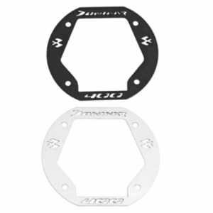 Protector de tapa de gasolina para moto Dominar 400 en acero inoxidable, incluye dos unidades en colores negro y plateado con diseño recortado y perforaciones.