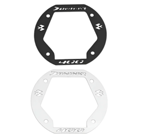 Protector de tapa de gasolina para moto Dominar 400 en acero inoxidable, incluye dos unidades en colores negro y plateado con diseño recortado y perforaciones.