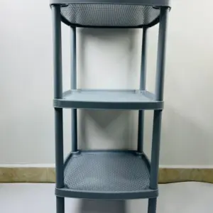 Multirepisa de tres niveles en plástico gris oscuro con repisas perforadas y bordes elevados, ideal para organizar espacios en el hogar.