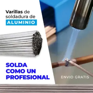 Pack de varillas de soldadura de aluminio plateadas y aplicación de llama azul con soplete sobre una unión de tubería de cobre.