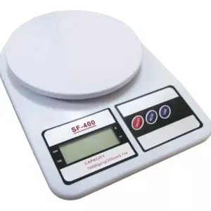 Balanza digital de cocina blanca SF-400 con plato redondo, pantalla LCD y tres botones de control, capacidad de 10 kg.